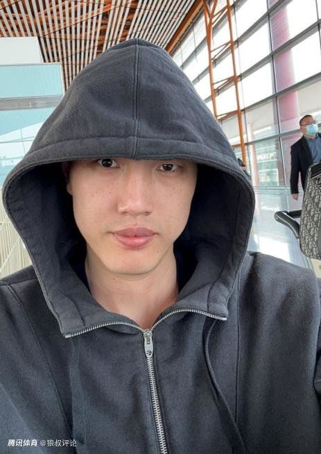 在片场，大家拍摄都十分拼命，无论是细腻的情感还是激烈的打斗，每位主创都付出了百分百的努力